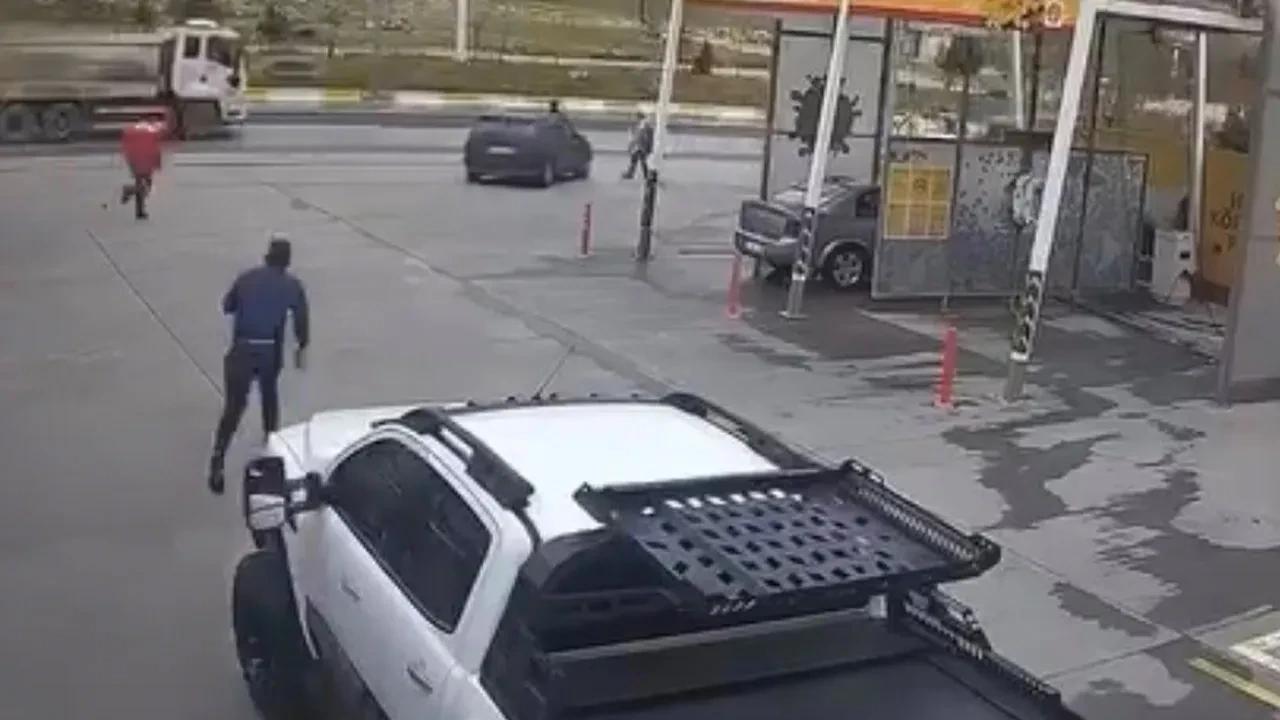 El frenini çekmeyi unuttuğu otomobil anayola çıktı