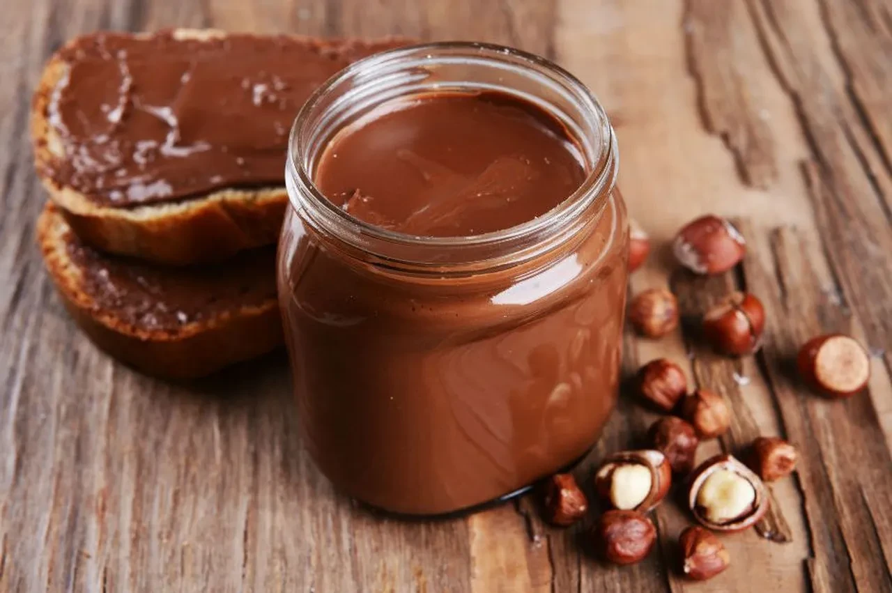 Evde hem sağlıklı hem dolu dolu sürülebilir çikolata yapımı!