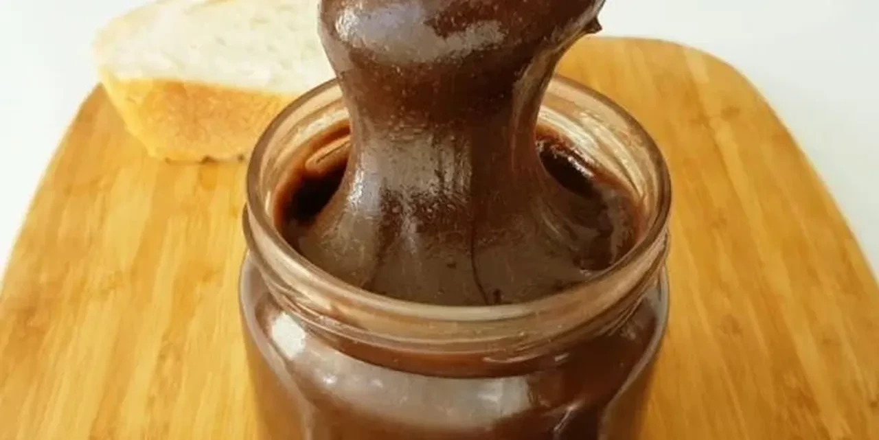 Evde hem sağlıklı hem dolu dolu sürülebilir çikolata yapımı!