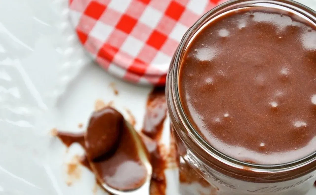Evde hem sağlıklı hem dolu dolu sürülebilir çikolata yapımı!