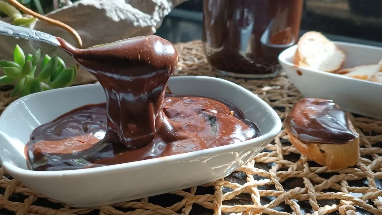 Evde hem sağlıklı hem dolu dolu sürülebilir çikolata yapımı!