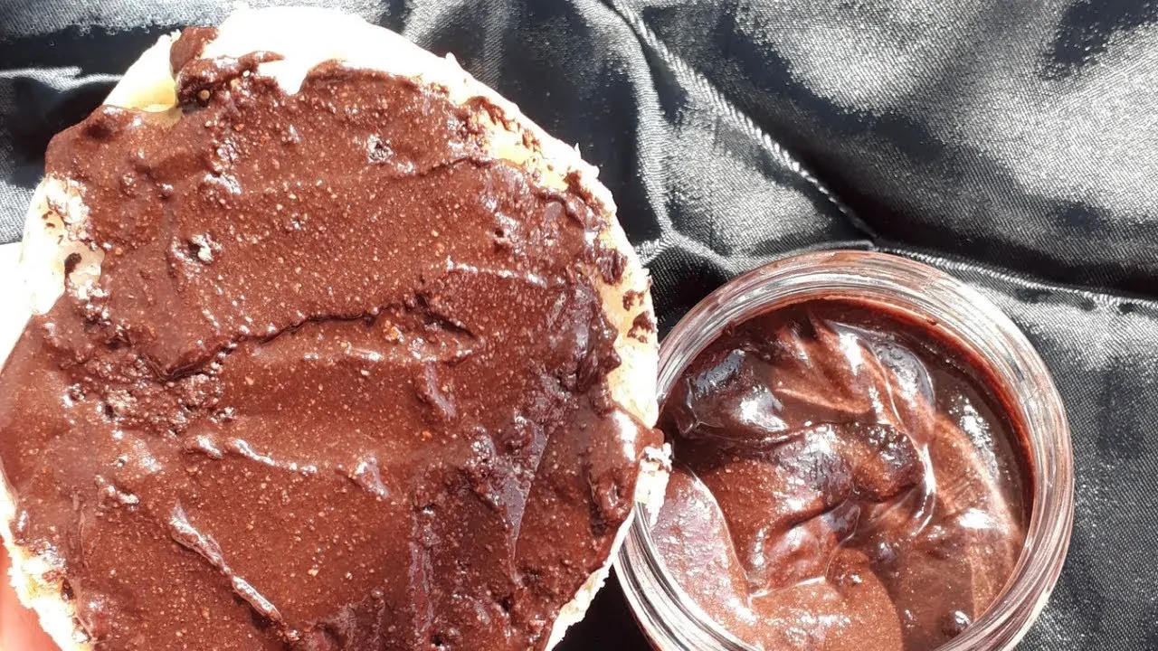 Evde hem sağlıklı hem dolu dolu sürülebilir çikolata yapımı!