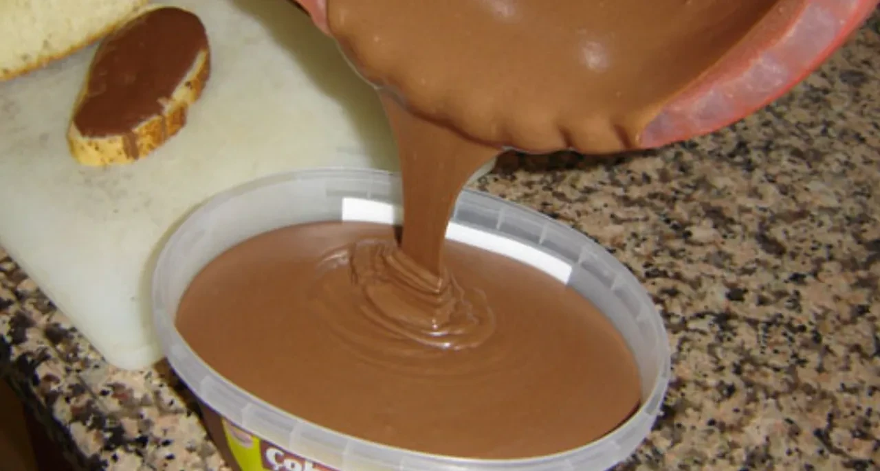 Evde hem sağlıklı hem dolu dolu sürülebilir çikolata yapımı!