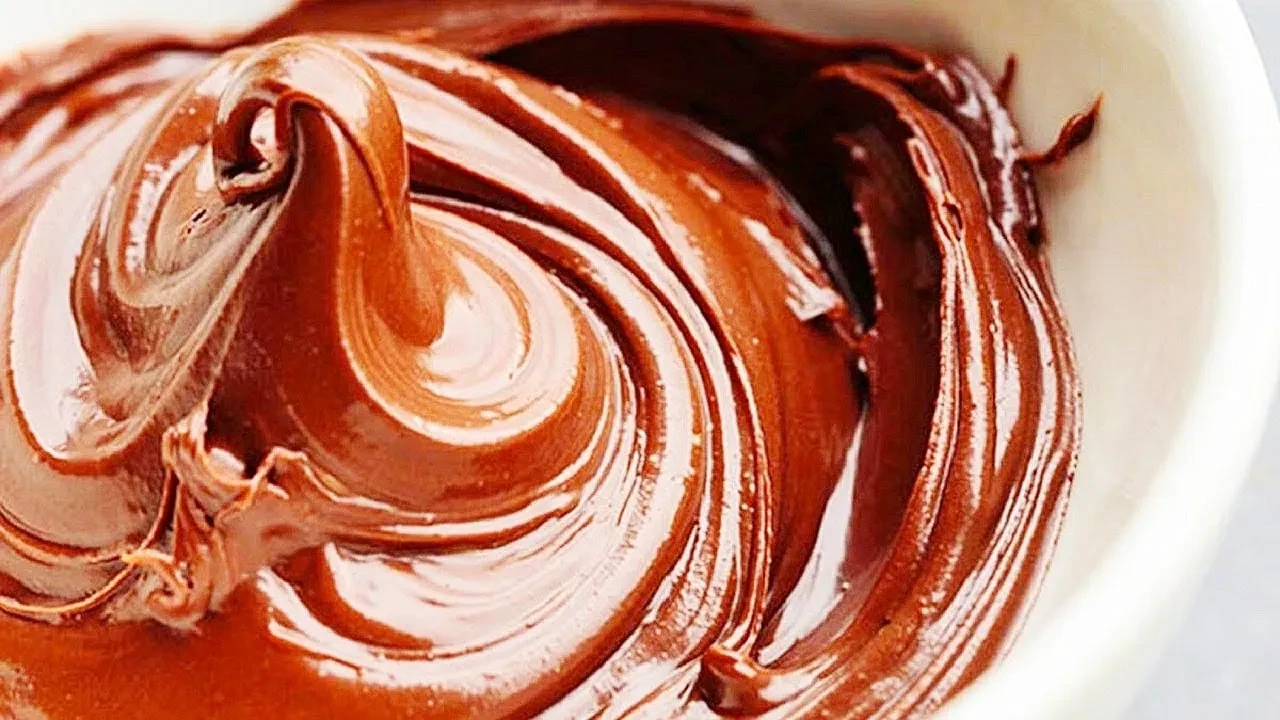 Evde hem sağlıklı hem dolu dolu sürülebilir çikolata yapımı!