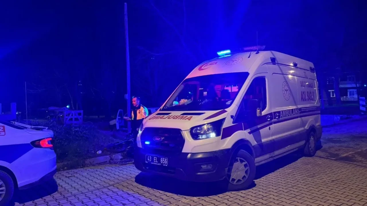 Ezilmekten bir anlık refleksle kurtuldu! Traktör motosikleti ezdi geçti