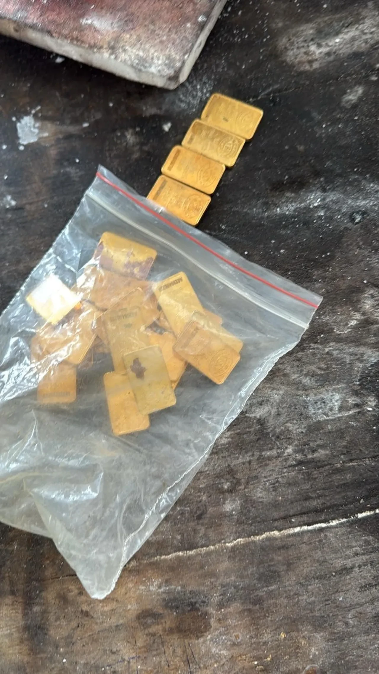 Fatih’te sahte altın operasyonu: Pirinçten üretip, ünlü markaların mührünü vurmuşlar