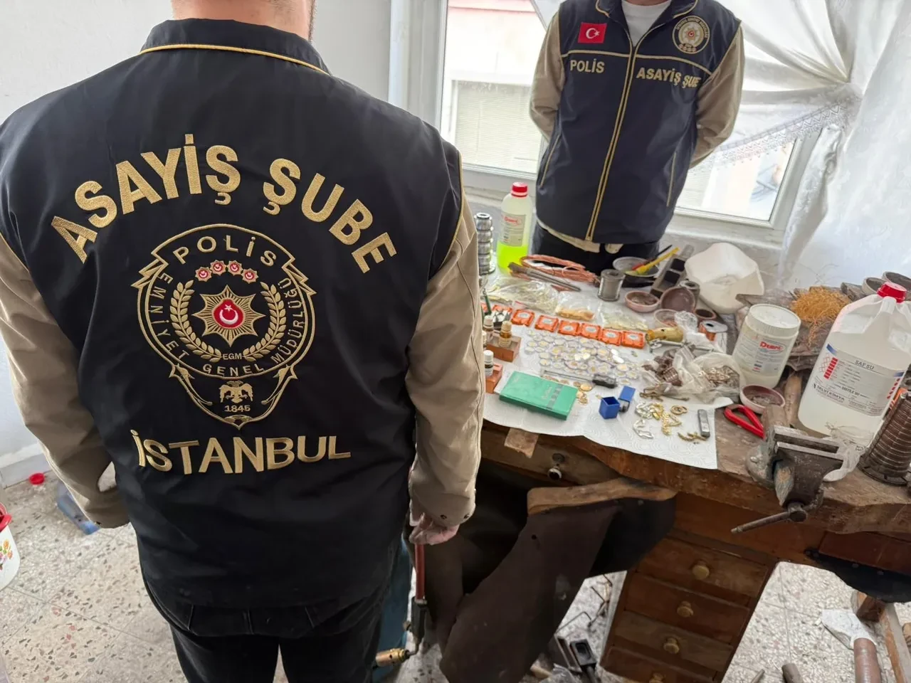 Fatih’te sahte altın operasyonu: Pirinçten üretip, ünlü markaların mührünü vurmuşlar
