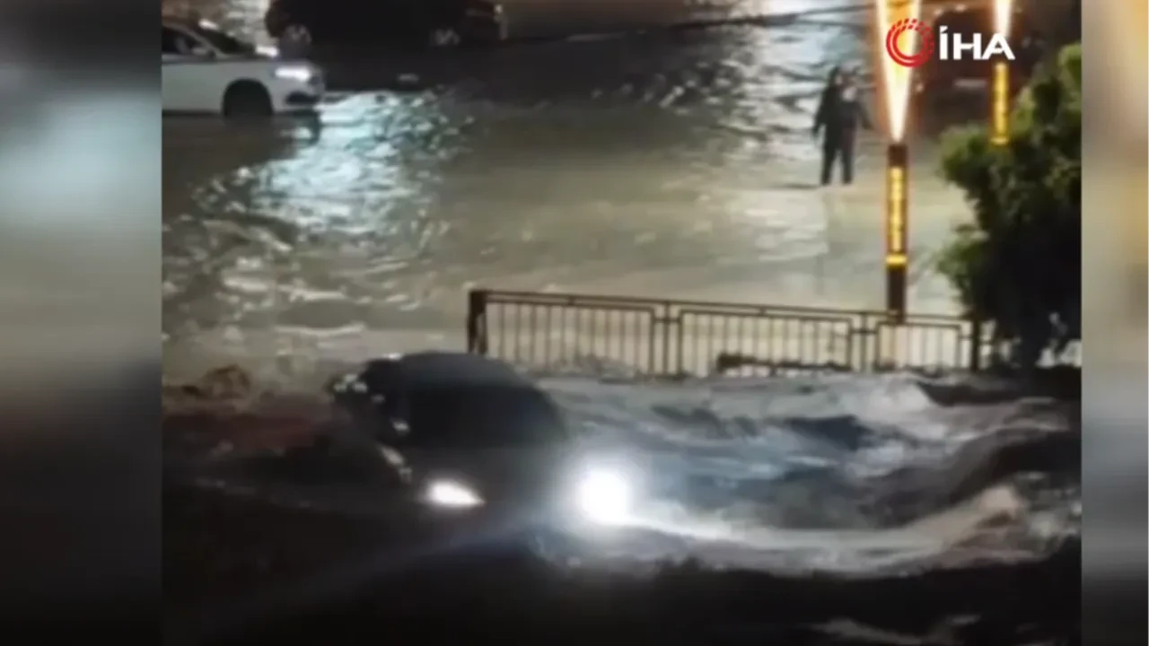 İki kişi selde sürüklenen araçta hayatını kaybetti: İşte son görüntüleri