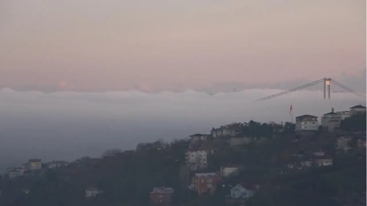 İstanbul Boğazı sisle kaplandı, FSM Köprüsü gözden kayboldu