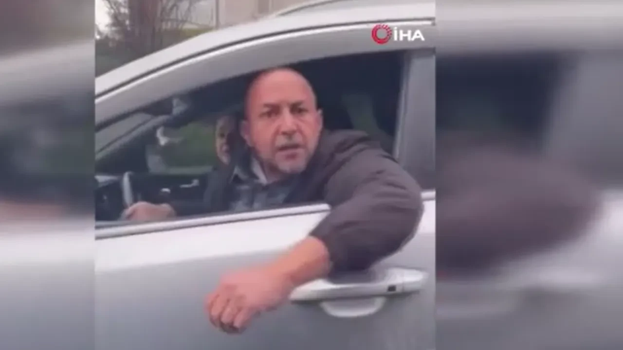 Kadın sürücüye küfür edip aynasına vurdu! Trafikteki korkunç anlar kamerada