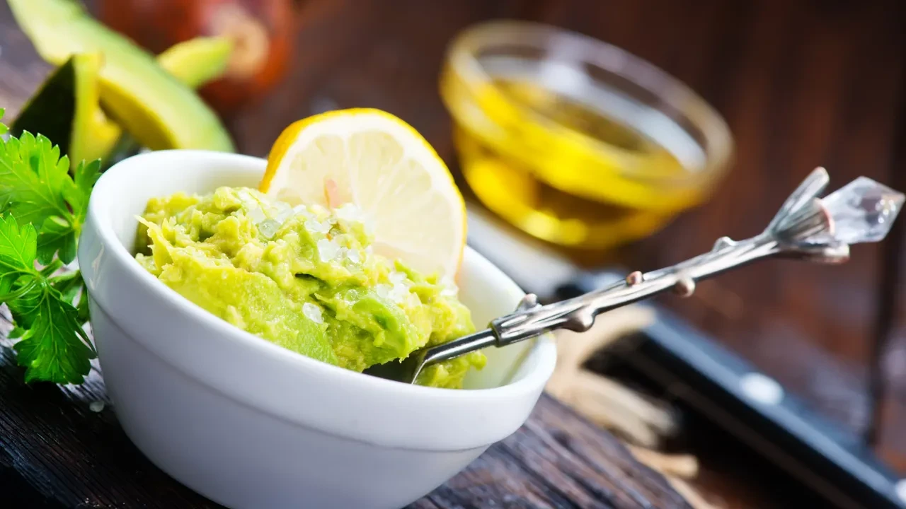 Kahvaltı sofralarının yeni gözdesi avokado sos! Hem zayıflatıyor hem de güzelleştiriyor