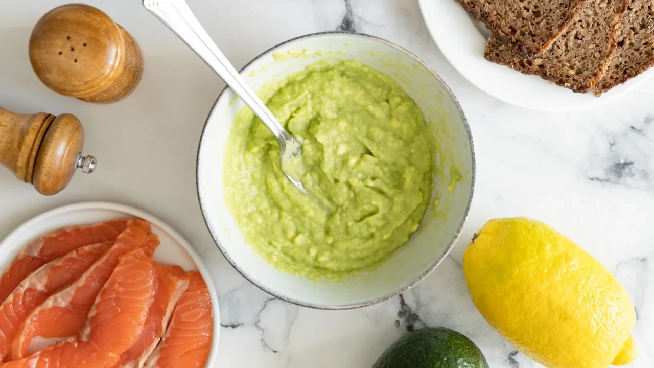 Kahvaltı sofralarının yeni gözdesi avokado sos! Hem zayıflatıyor hem de güzelleştiriyor