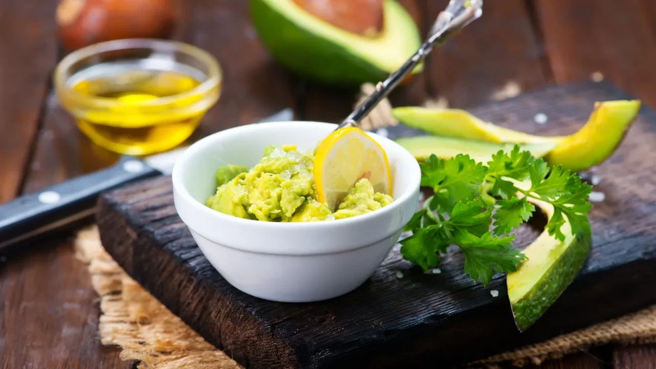Kahvaltı sofralarının yeni gözdesi avokado sos! Hem zayıflatıyor hem de güzelleştiriyor
