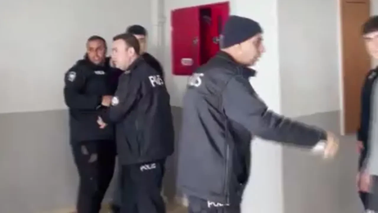 Kavga ihbarıyla polislere pastalı sürpriz! Yüzleri gülümseten sürpriz kameraya yansıdı