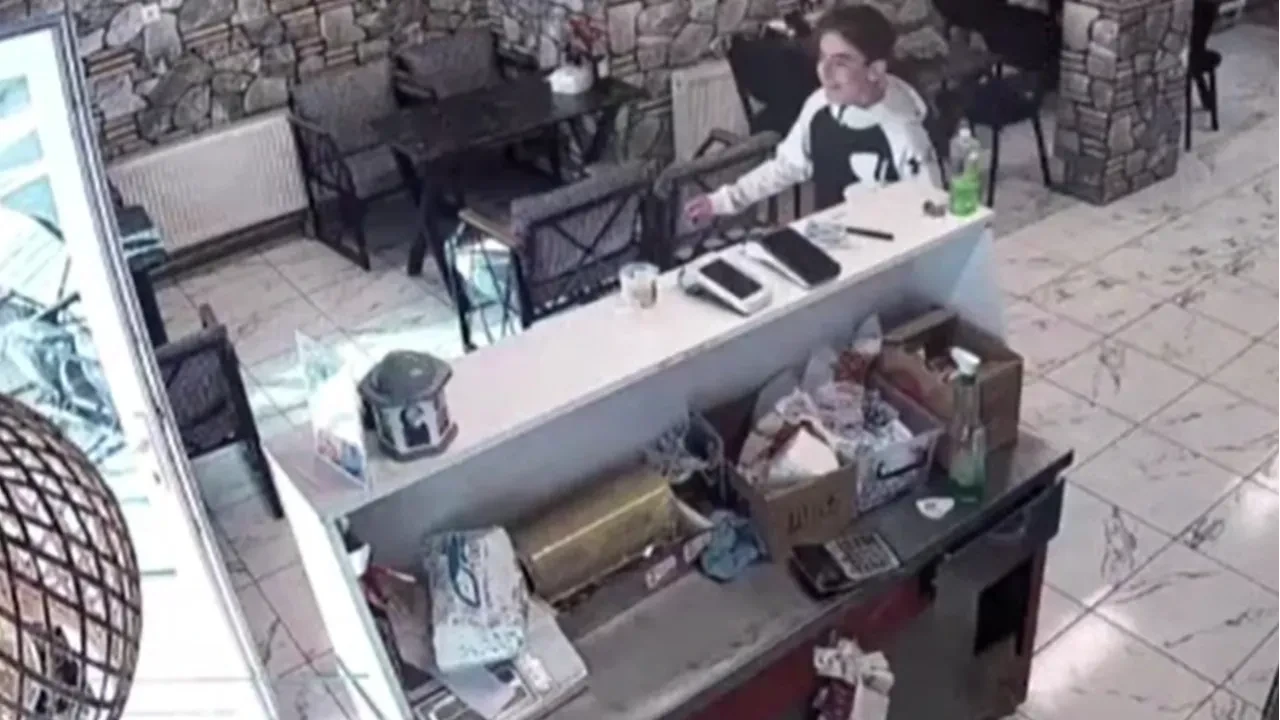 Kütahya'da deprem anı kameralara yansıdı