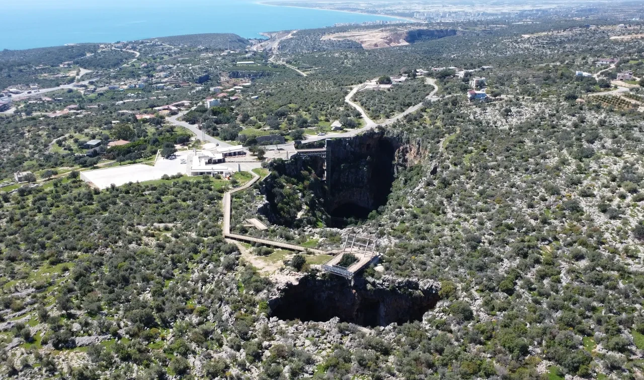 Mersin'de 13 yıl sonra bir ilk yaşandı! Cennet Obruğu'ndan su çıktı