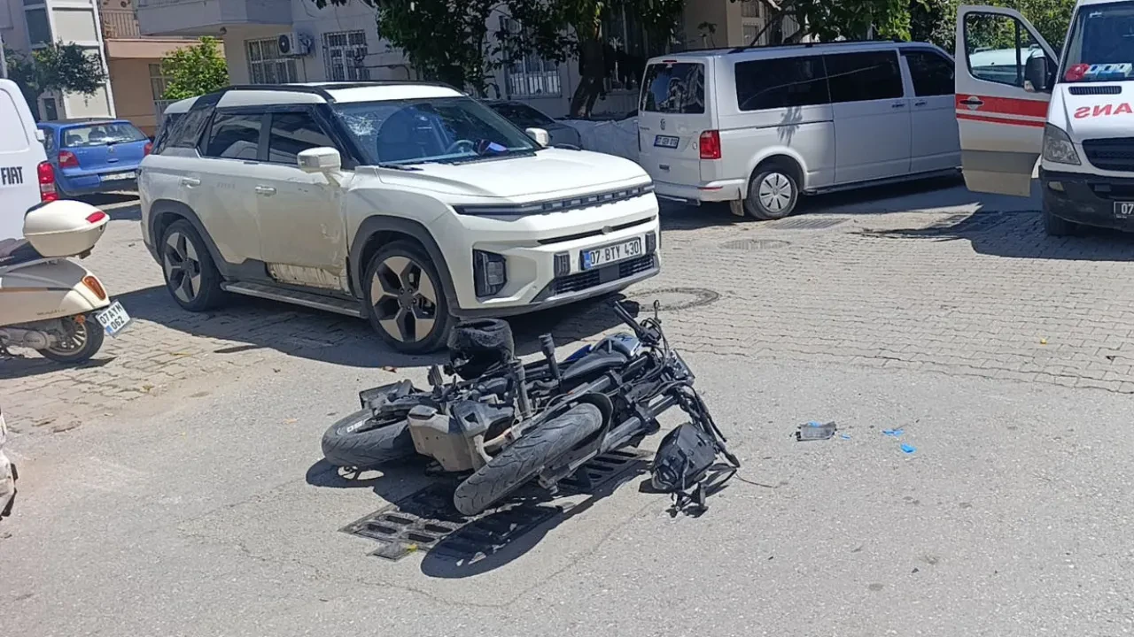 Motosikletin otomobile çarptığı anlar kamerada