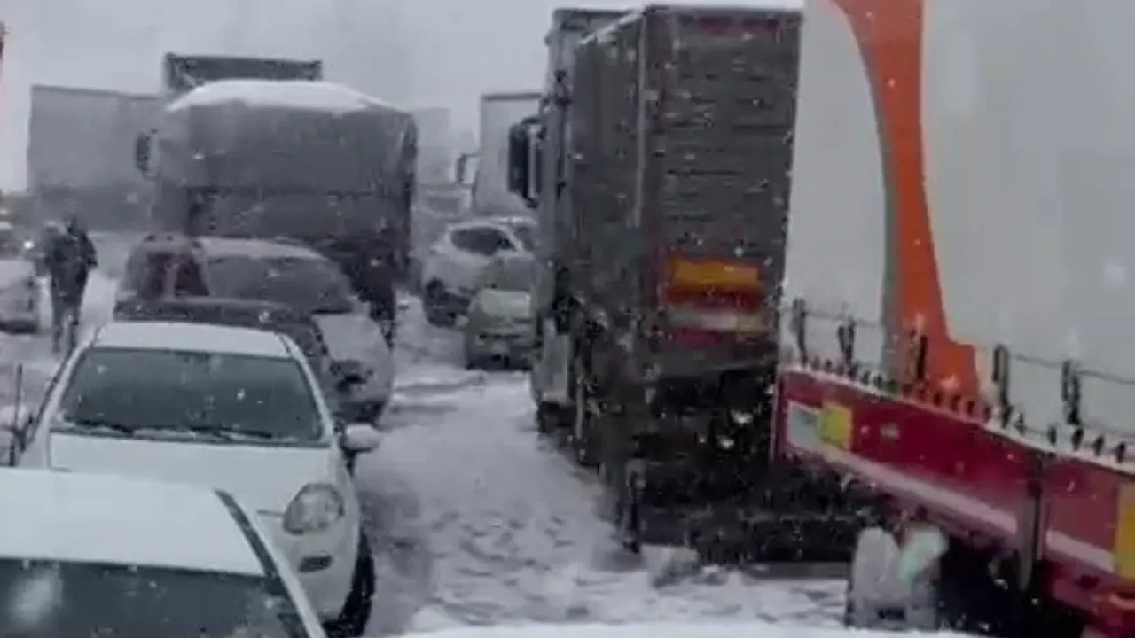 Nisan ayında ulaşıma kar engeli: Erzurum’da araçlar yollarda bekledi