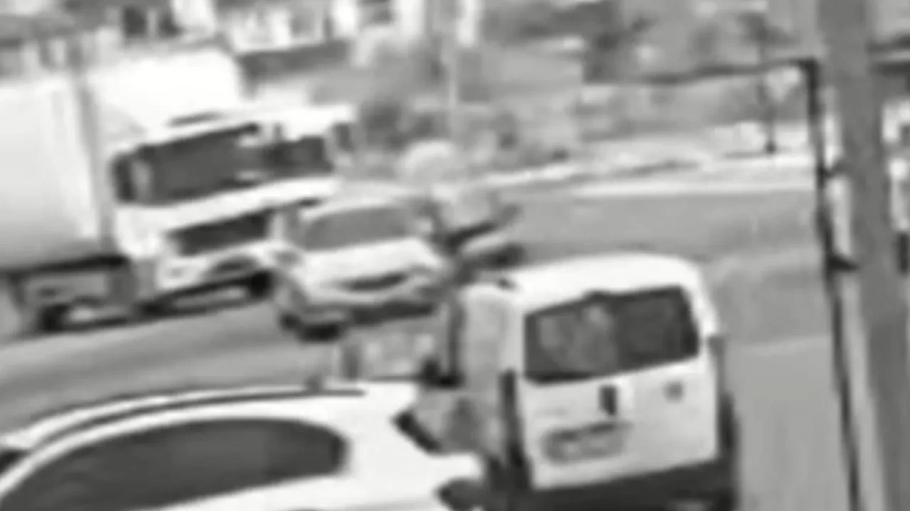 Otomobille çarpıştı, motosikletten fırladı! Tekirdağ'daki feci kaza kamerada