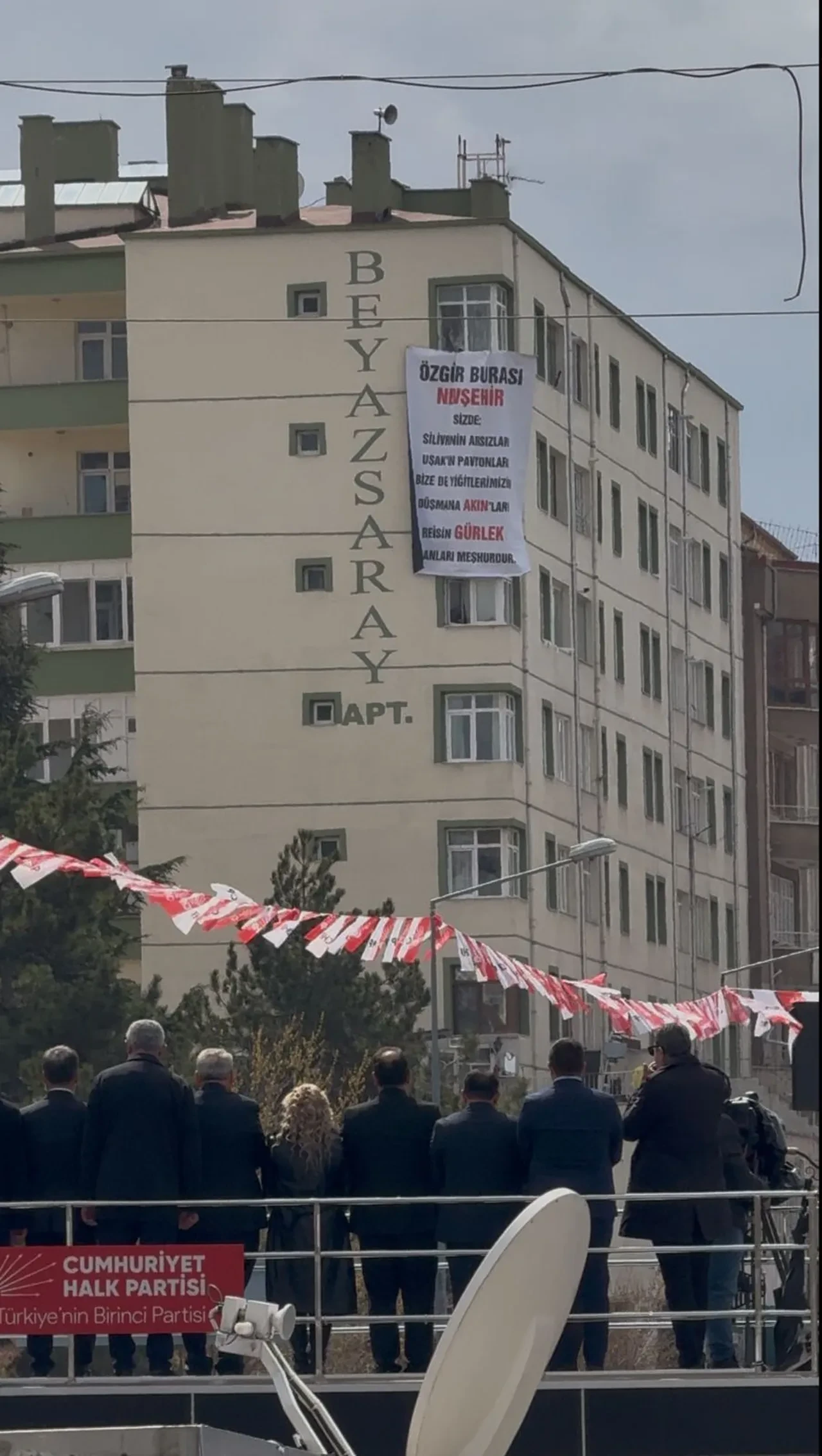 Özgür Özel'e Nevşehir'de pankart şoku! Gördüğü manzara karşısında küplere bindi