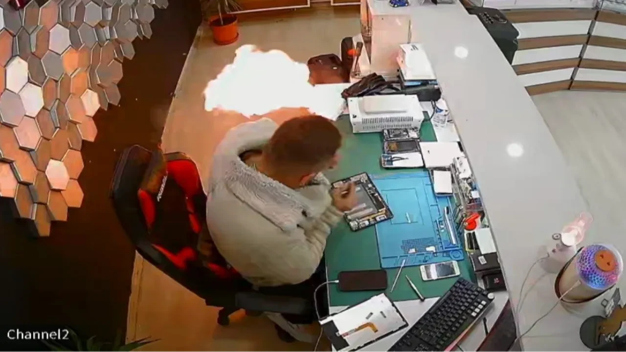 Şişen batarya bomba gibi patladı! Panik anları kamerada