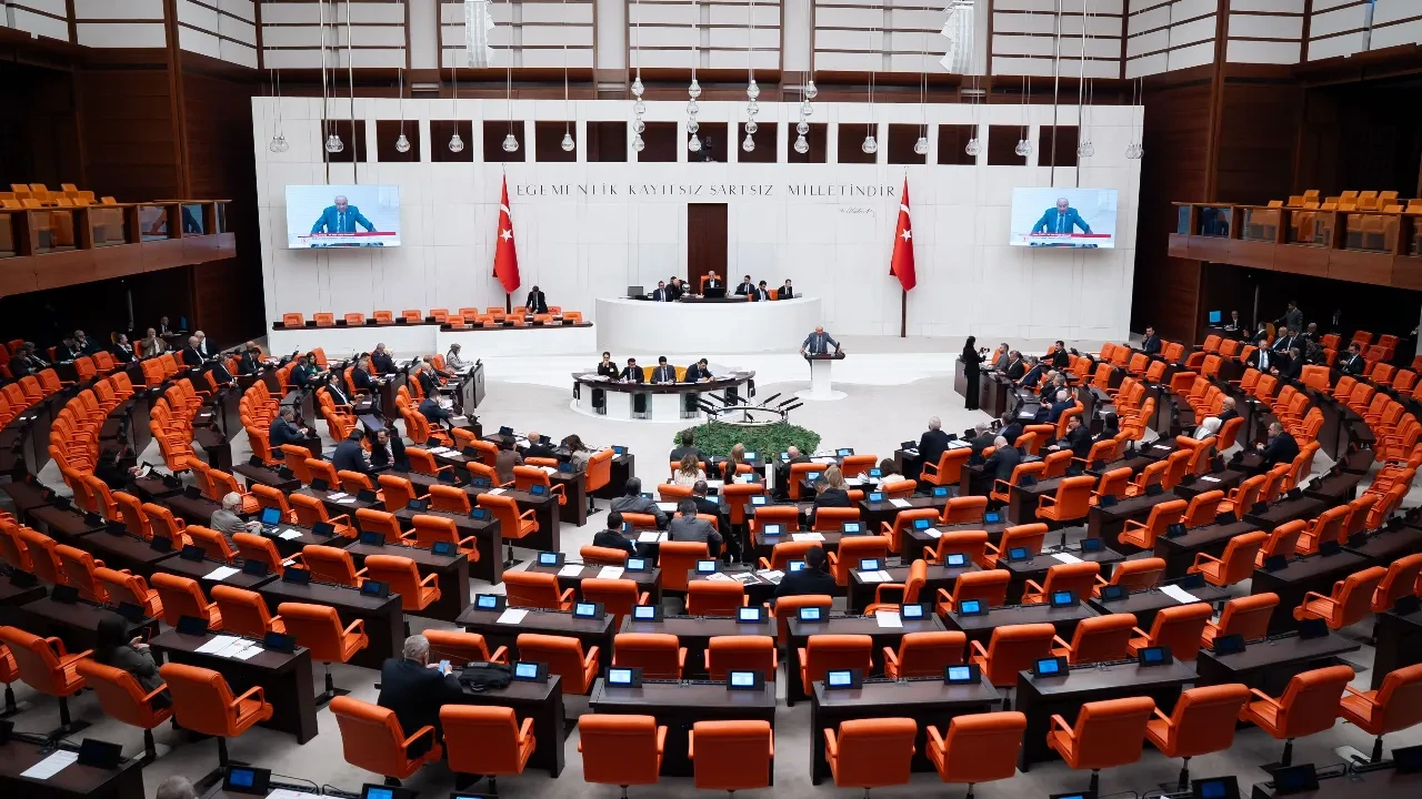 TBMM'de yeni dönem: Yoklamadan kaçan milletvekilinin maaşından kesilecek
