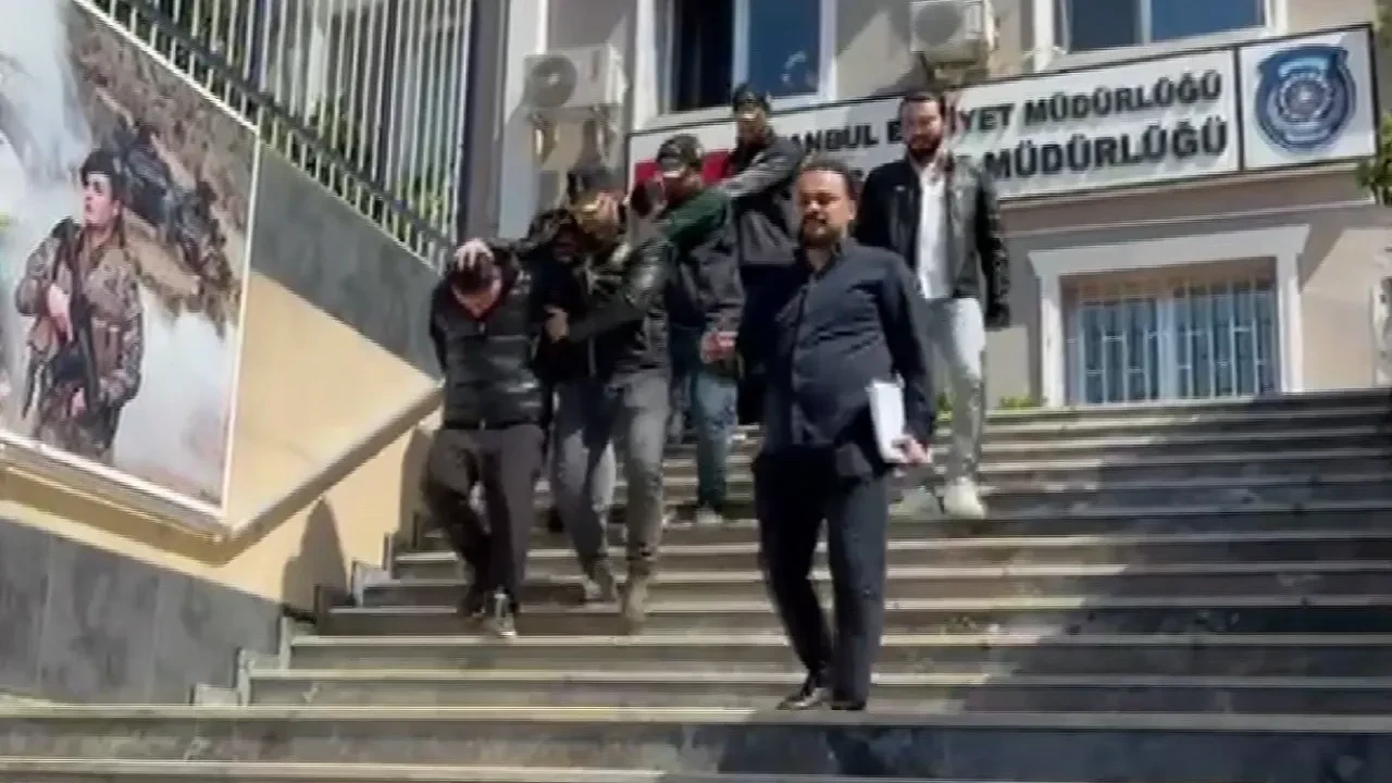 Trafikte tartıştıktan sonra aracını kurşunladılar! İstanbul'un göbeğinde silahlı saldırı