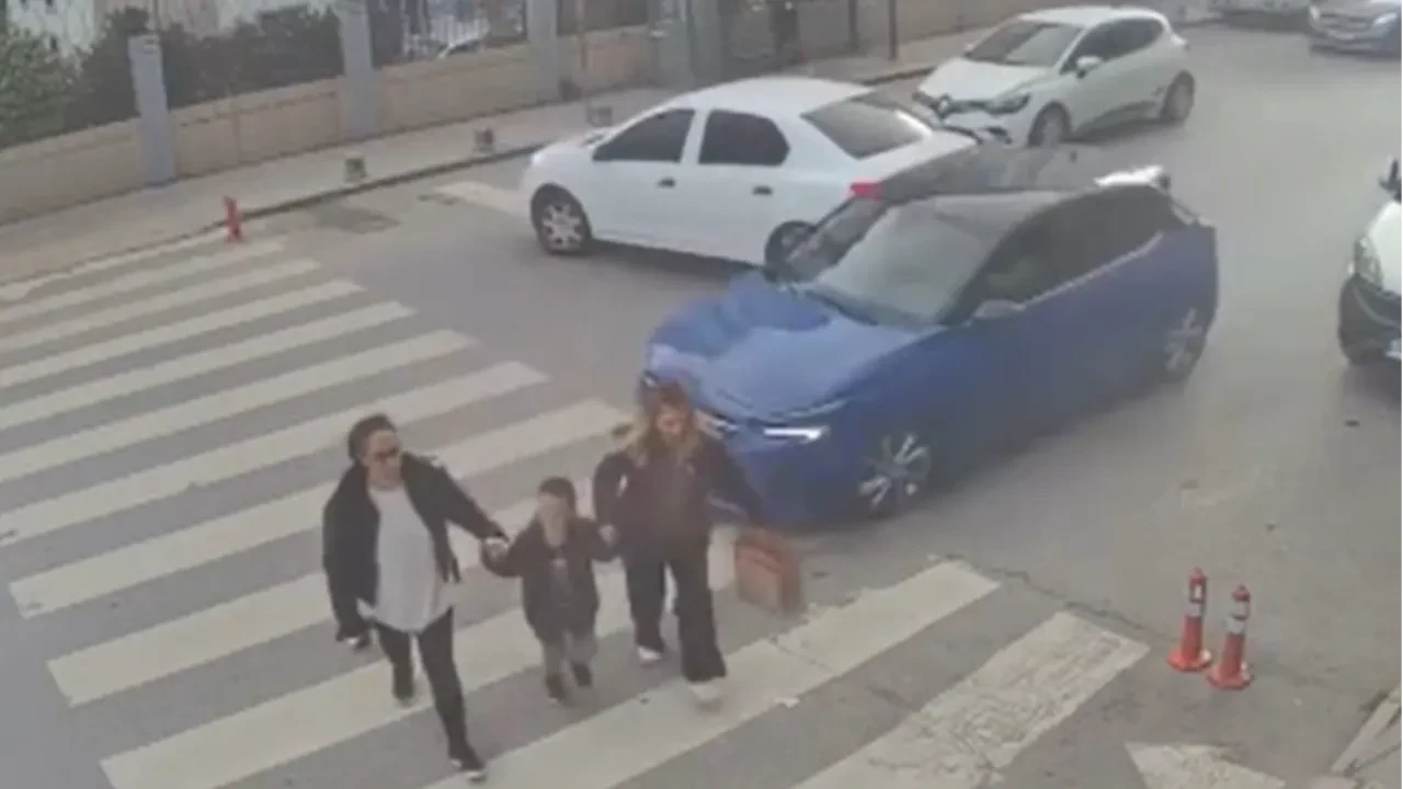 Yayaların arasına son sürat daldı! Görüntüleri yayılan sürücü yakalandı