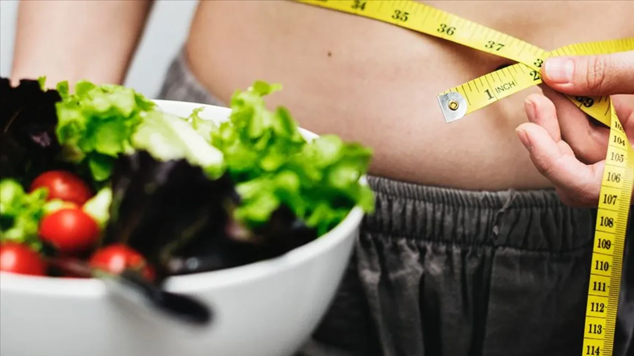 Yaz yaklaşırken aç kalmaya son! Bu kürü günde sadece bir bardak içerek göbek yağlarını cayır cayır eritebilirsiniz