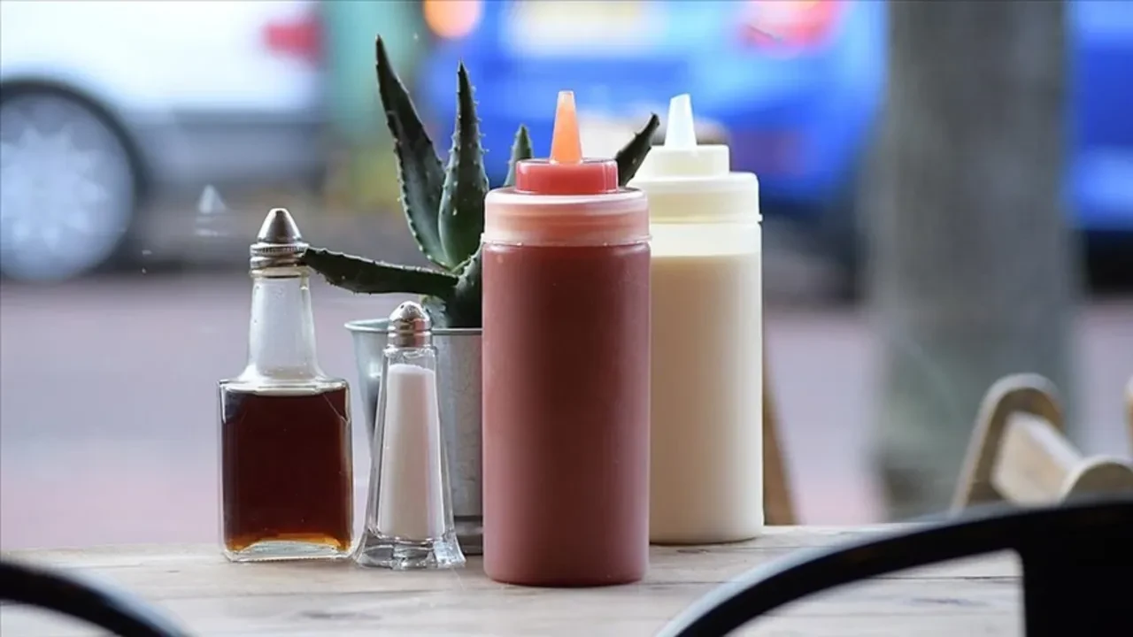 Yıllardır boşuna sinir krizi geçirmişiz! Ketçap şişelerinin kapağındaki gizli çıkıntının asıl amacı meğer buymuş