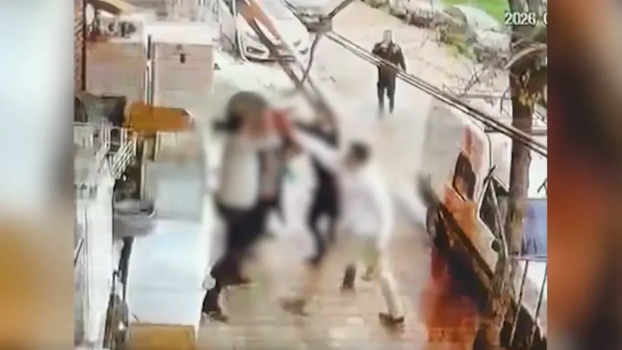 Zihinsel engelli genç ve annesine acımasız saldırı! Sokak ortasında darbettiler