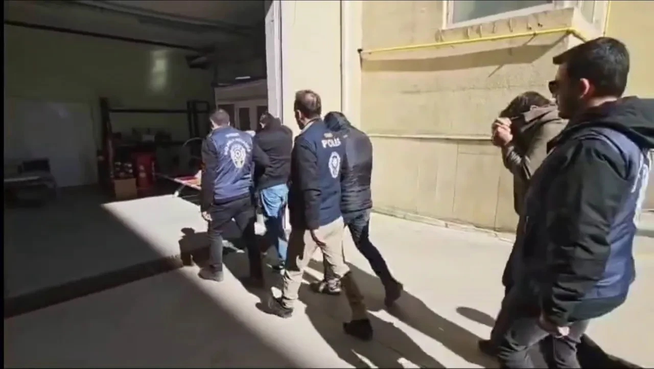 210 milyon liralık vurgun yapmışlar! "Bungalov dolandırıcılığı" operasyonunda suç şebekesi çökertildi