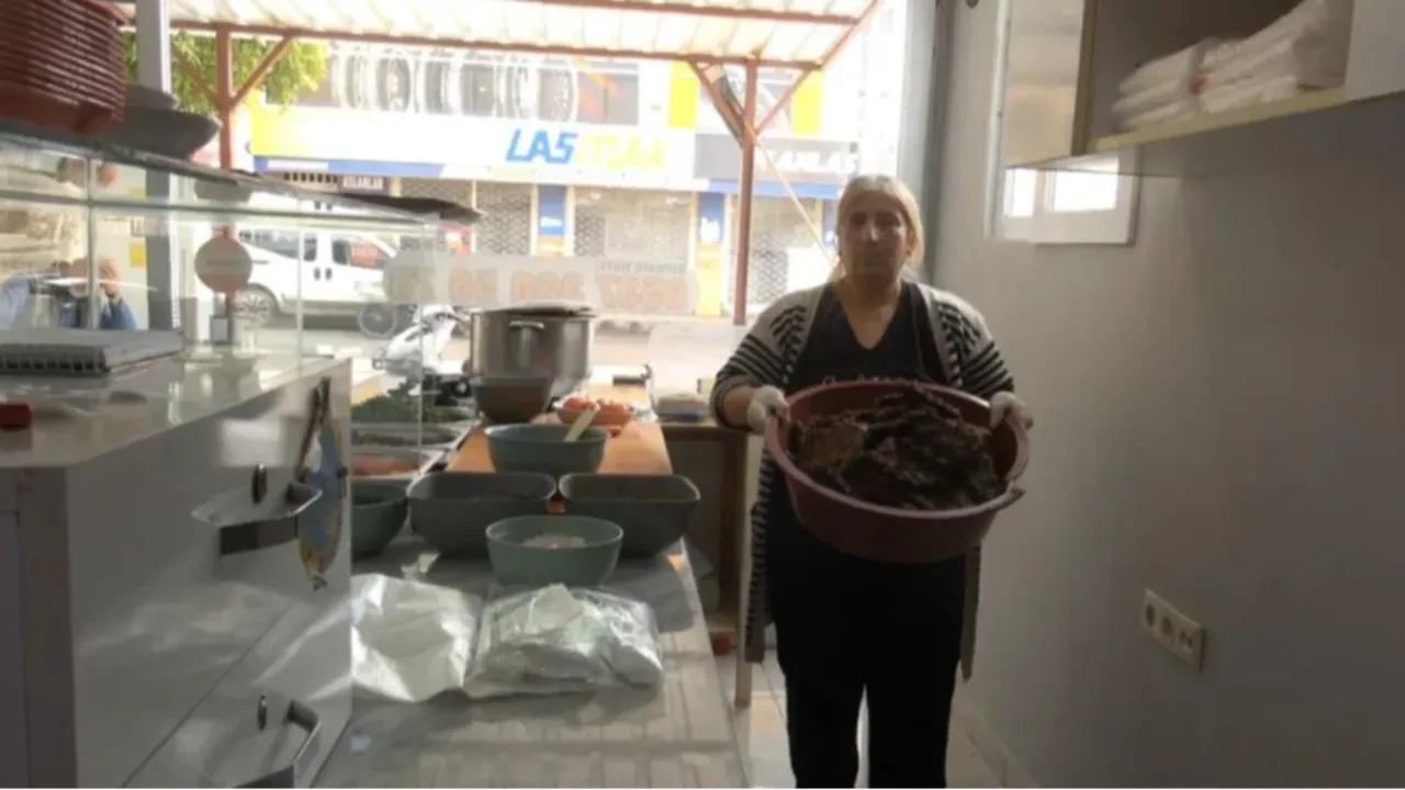 90 TL'ye satıyor, kapıda kuyruk oluyor! 10 yıllık lezzet sırrını açıkladı