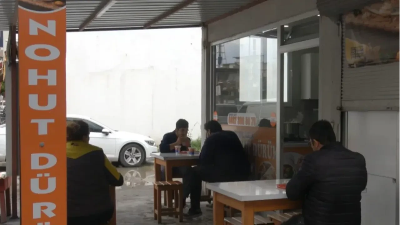 90 TL'ye satıyor, kapıda kuyruk oluyor! 10 yıllık lezzet sırrını açıkladı