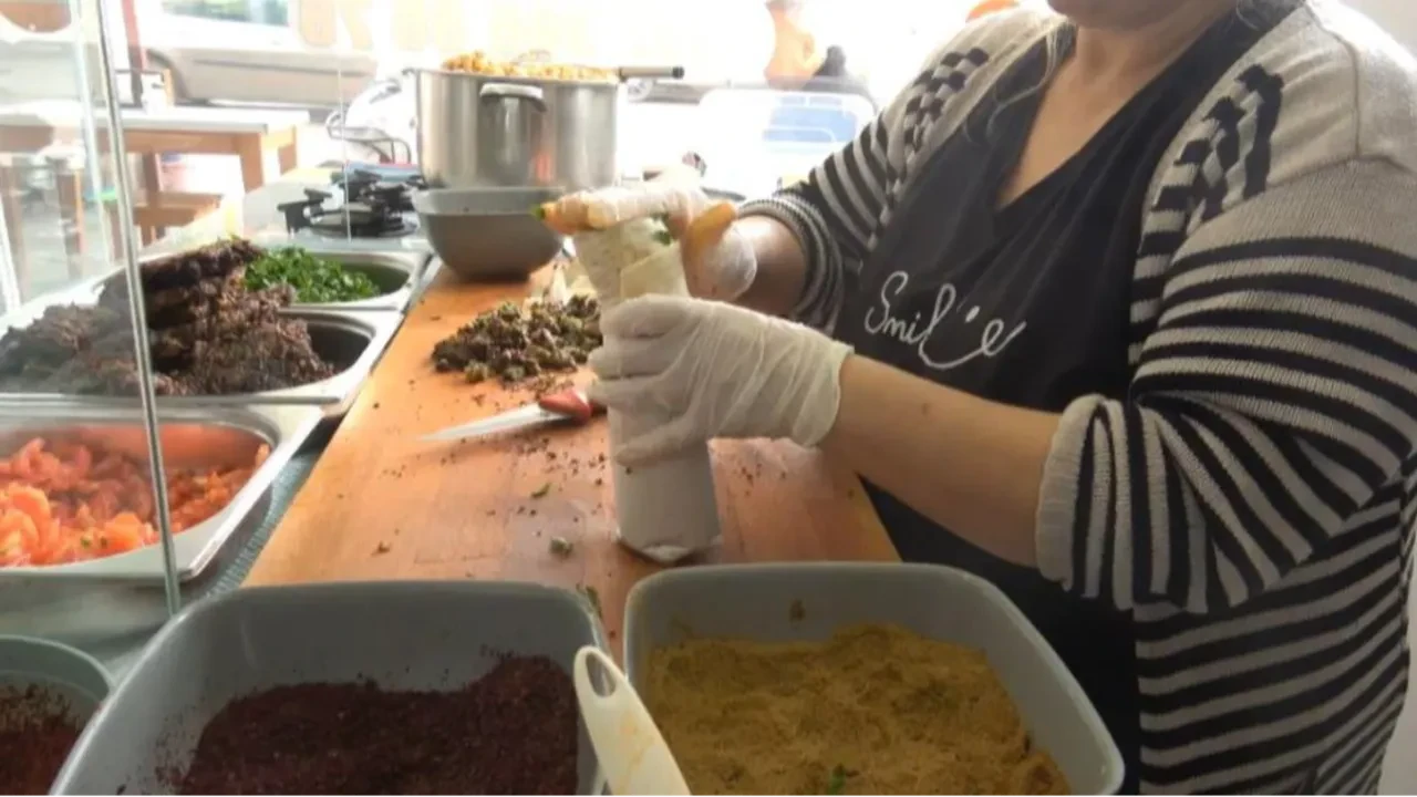 90 TL'ye satıyor, kapıda kuyruk oluyor! 10 yıllık lezzet sırrını açıkladı