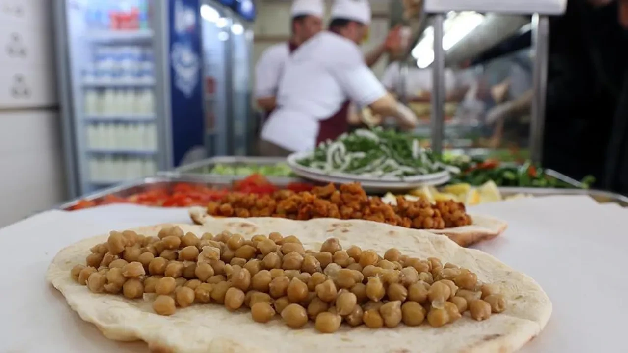 90 TL'ye satıyor, kapıda kuyruk oluyor! 10 yıllık lezzet sırrını açıkladı