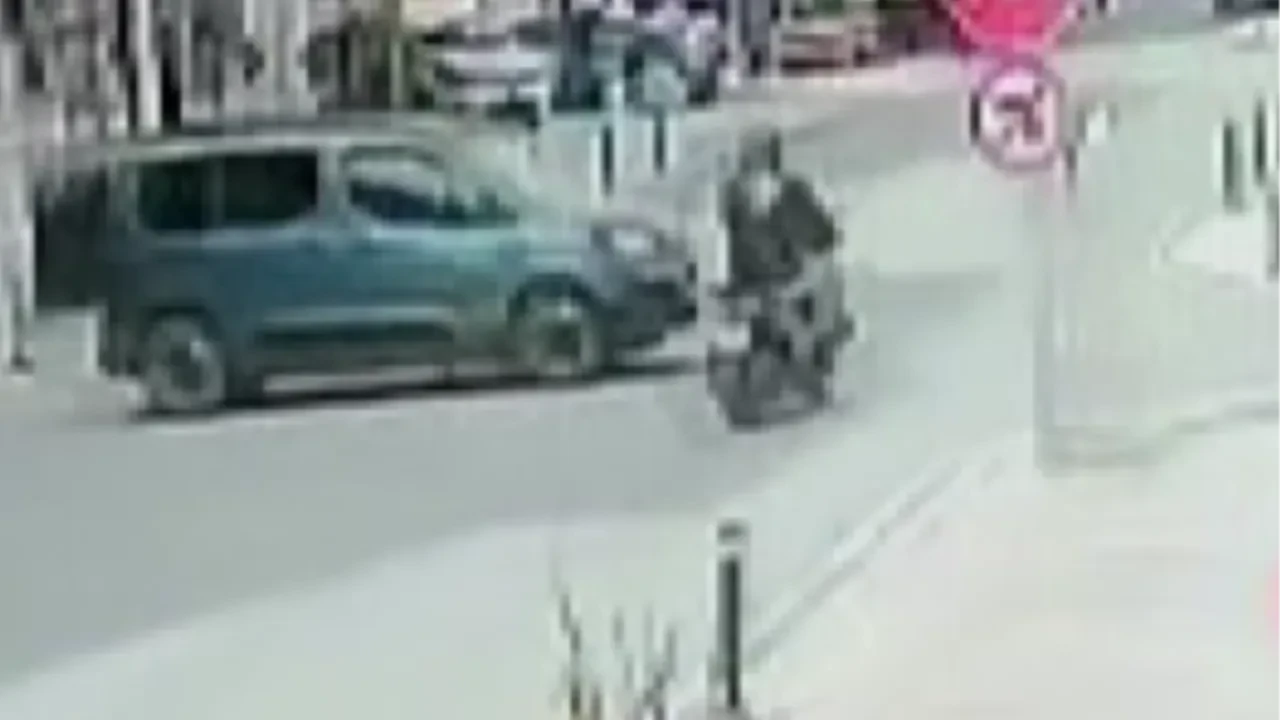 Antalya’da korkutan kaza: Hafif ticari araç sokak ortasında motosikletliye çarptı