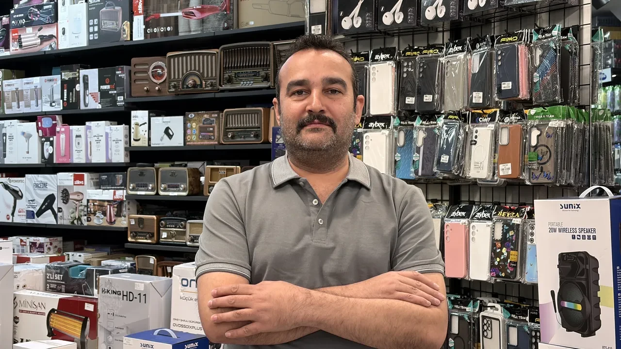 Arabada telefon şarj edenler dikkat! 30 yıllık usta uyardı