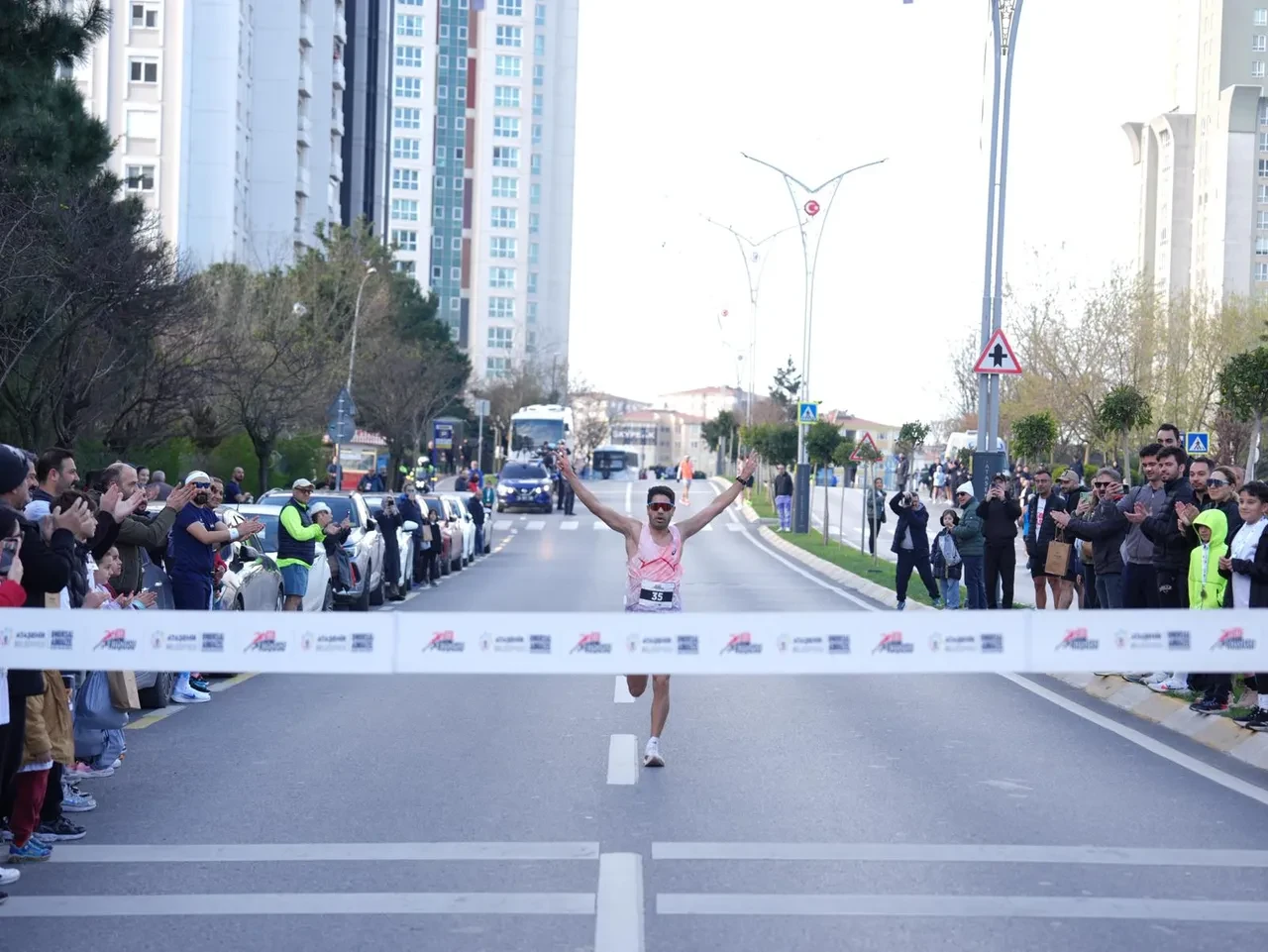 Ataşehir’de bir ilk: 1200 sporcu Ata Koşusu’nda ter döktü