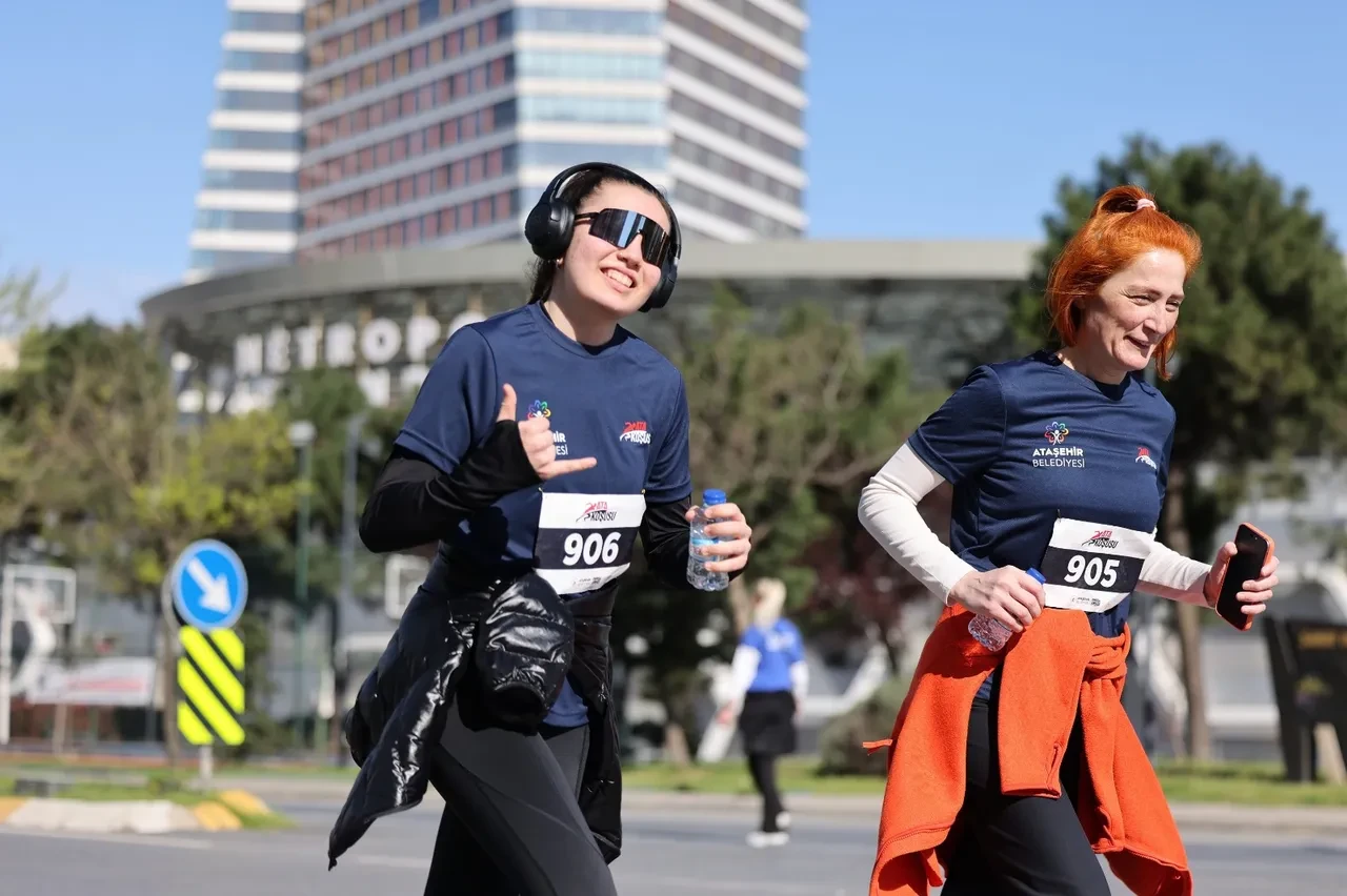 Ataşehir’de bir ilk: 1200 sporcu Ata Koşusu’nda ter döktü