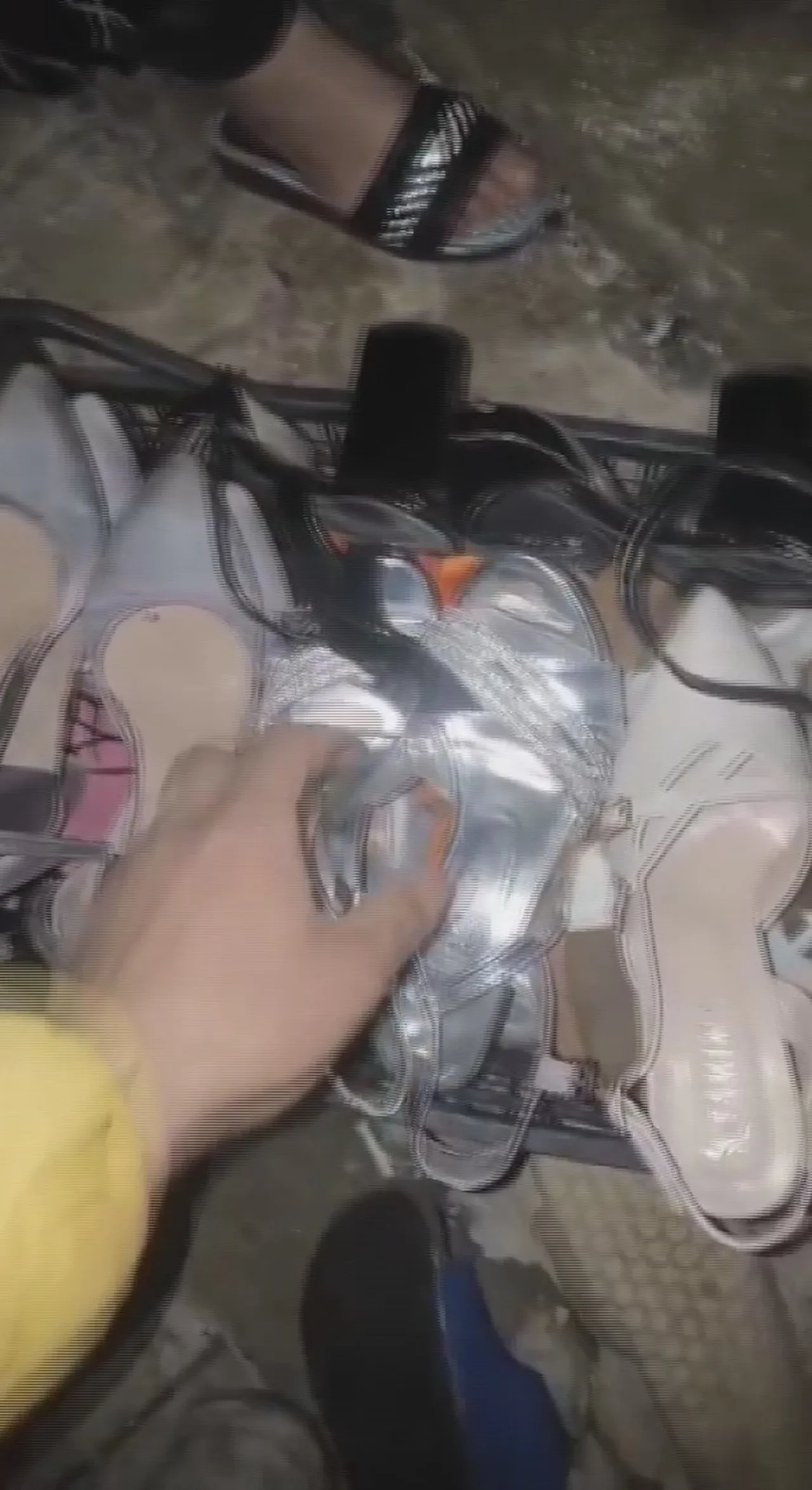 Ayakkabı hırsızlarını adım adım takip etti: Karşılaştığı manzara şaşkına çevirdi