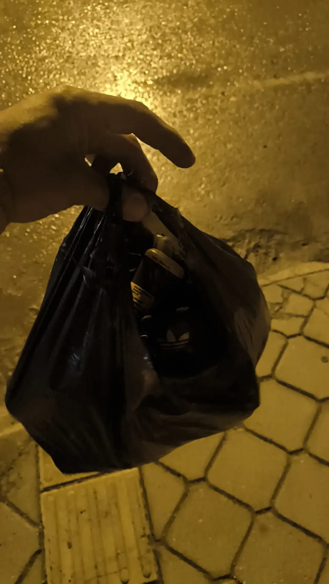 Ayakkabı hırsızlarını adım adım takip etti: Karşılaştığı manzara şaşkına çevirdi