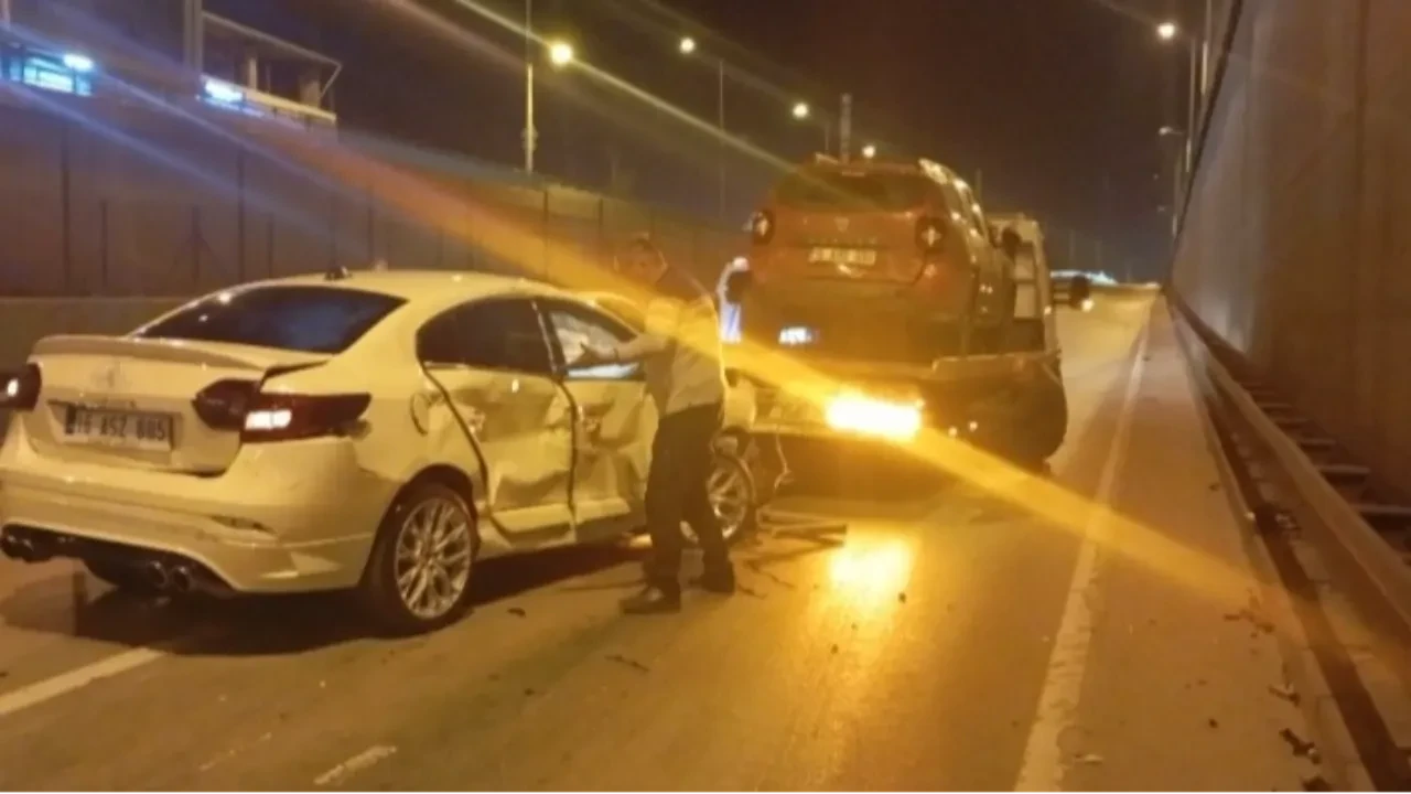 Bursa'da 3 araç birbirine girdi! Çok sayıda yaralı var