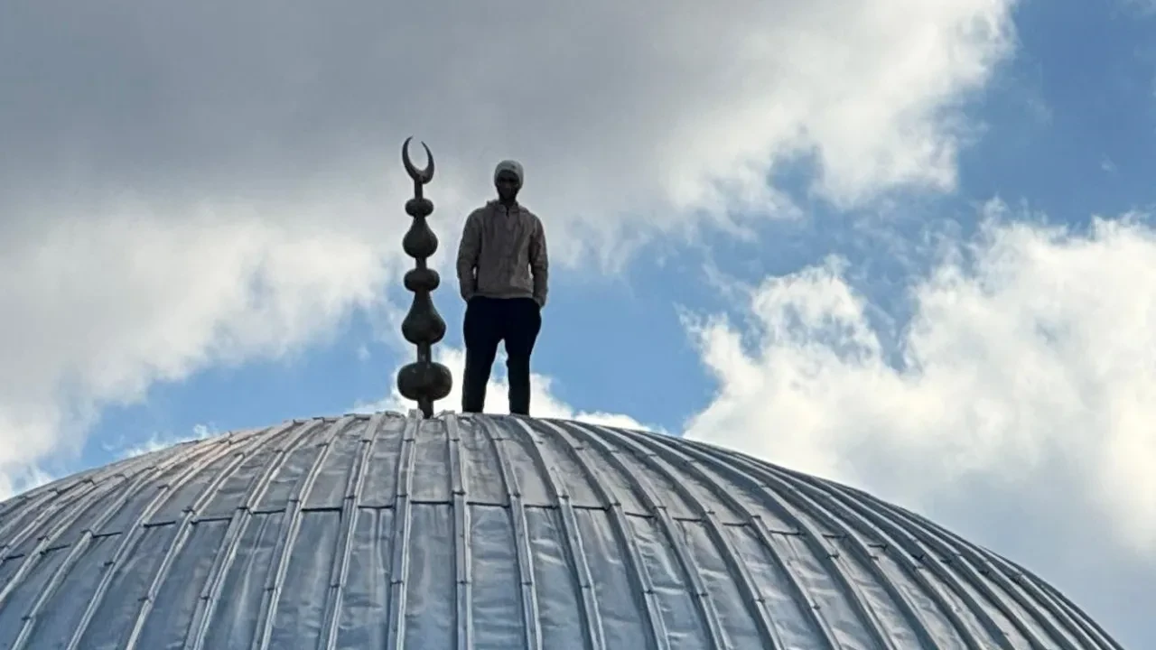 Caminin çatısında hareketli anlar! Polislerden 2 saatlik ikna çabası