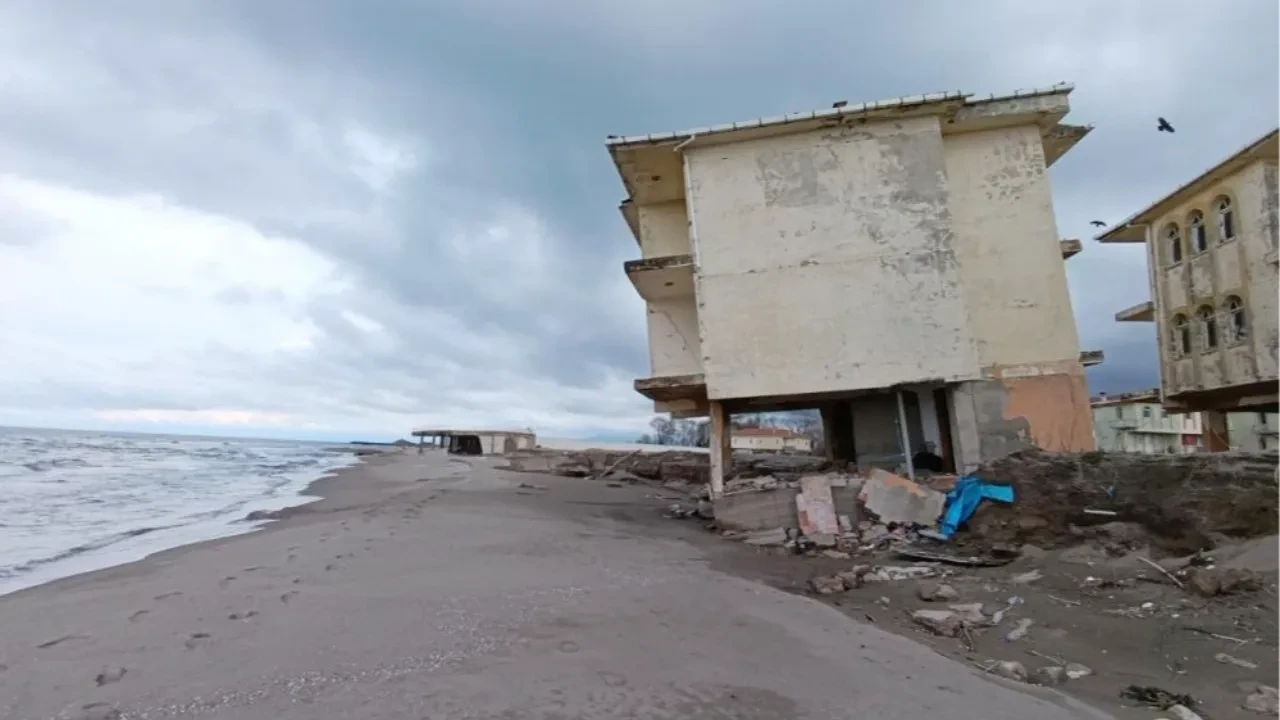 Deniz çekildi, villalar çöktü! Yetkililer bölgede