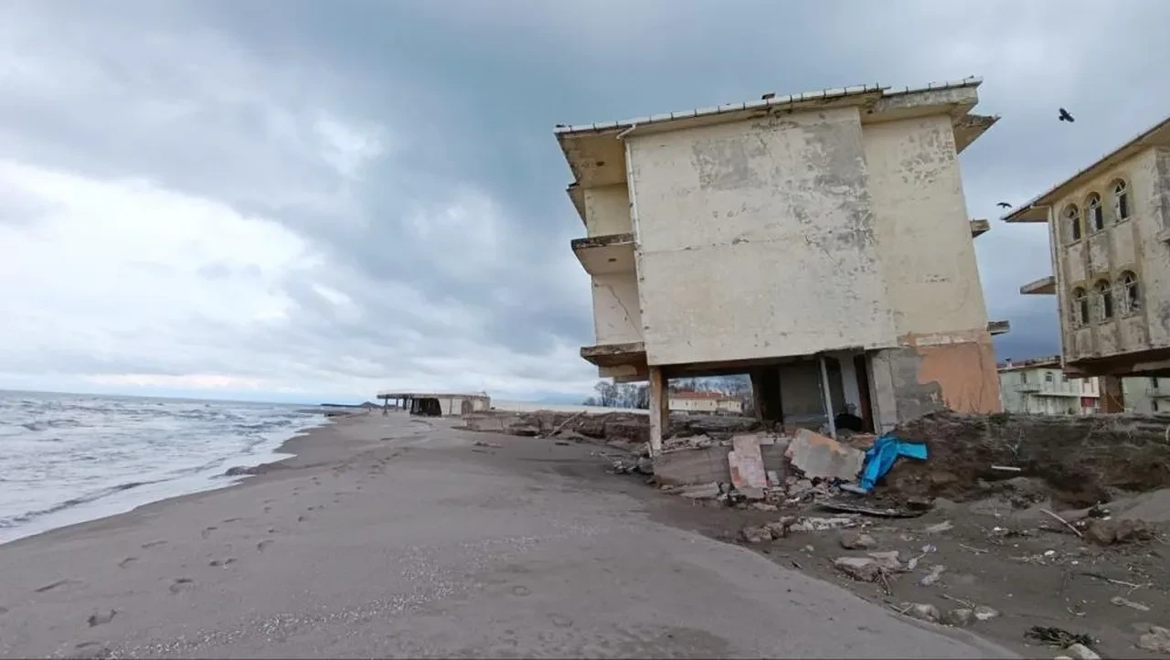 Deniz çekildi, villalar çöktü! Yetkililer bölgede