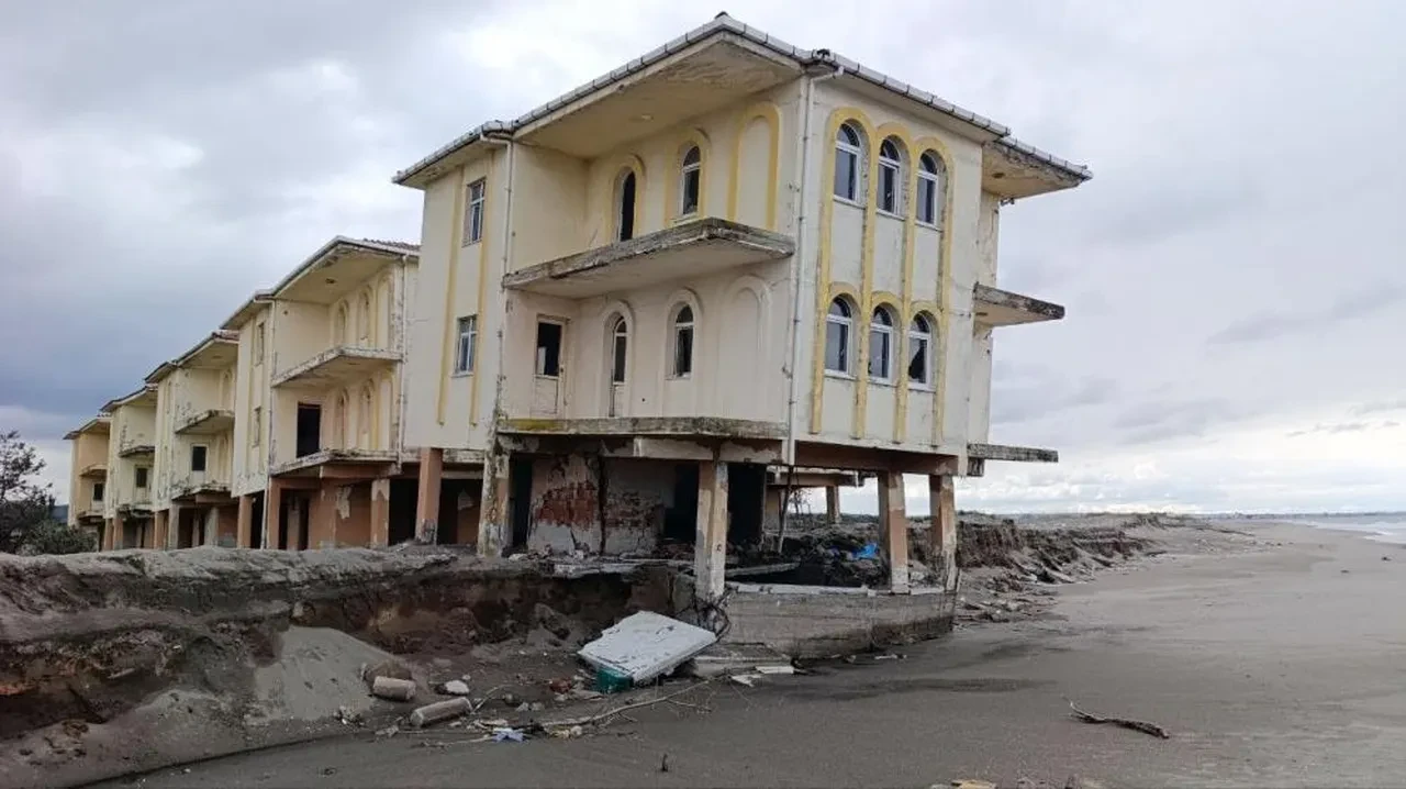 Deniz çekildi, villalar çöktü! Yetkililer bölgede