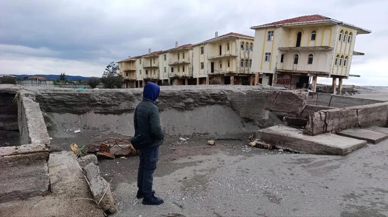Deniz çekildi, villalar çöktü! Yetkililer bölgede