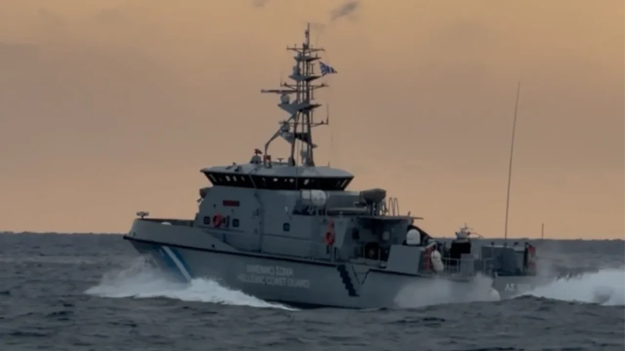 Ege'de Türk balıkçı teknesine taciz! Yunanlıların rahat durmadığı anlar kamerada