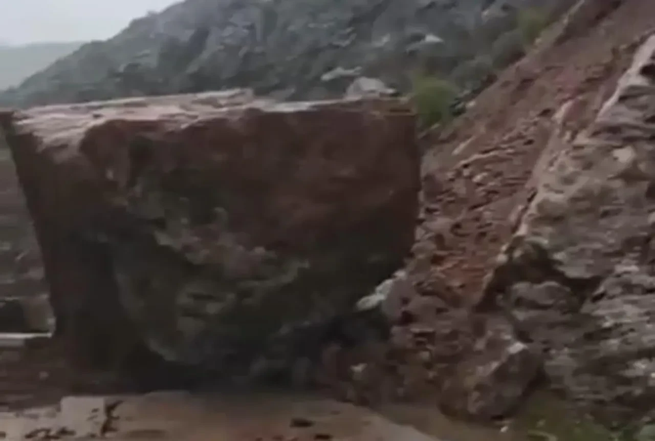 Facianın eşiğinden dönüldü! Heyelan oldu, dev kayalar yolu kapadı